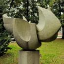PL - Mielec - rzeźba Gołąb (Bernard Lewiński), park Oborskich - Kroton 006