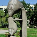 PL-PK Mielec, rzeźba Brzemię (Ludmiła Stehnova 1969) 2016-08-12--09-27-33-001