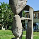PL-PK Mielec, rzeźba Brzemię (Ludmiła Stehnova 1969) 2016-08-12--09-29-58-004